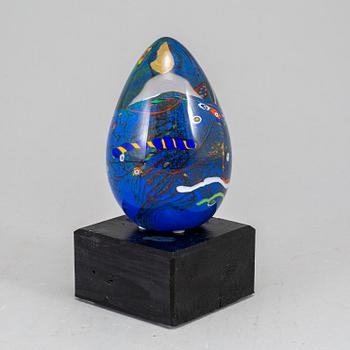 A J-E Reitzman glass sculpture of an Egg, Transjö, Sweden, 20th Century.