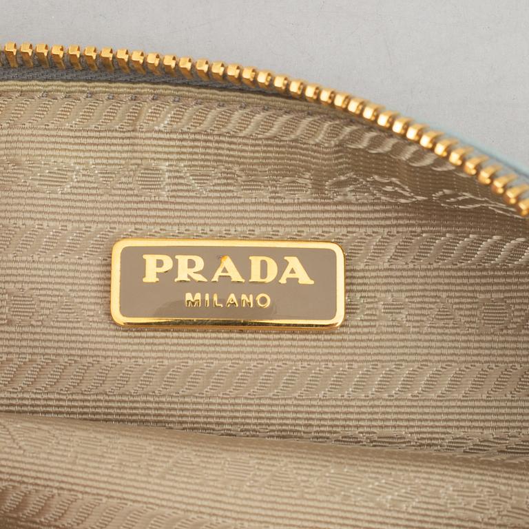 Prada, bag/clutch.