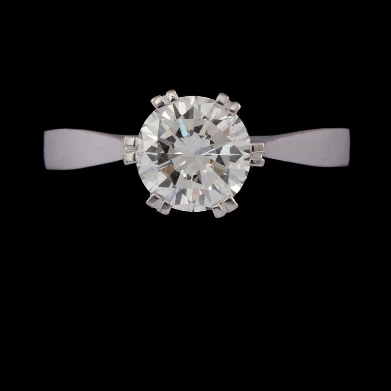 RING, 18k vitguld med briljantslipad diamant, 1.06 ct, Stig Johansson, Göteborg, 1982. Vikt 4 g.