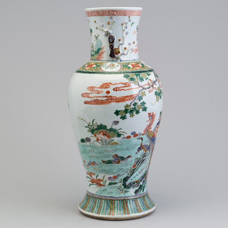 PRAKTVAS, porslin. Kina, Qingdynastin, Guangxu (1874-1908).