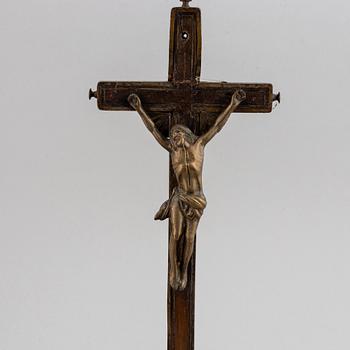 KRUCIFIX, mörkbetsat trä med inläggningar av mässing, 1700-tal.