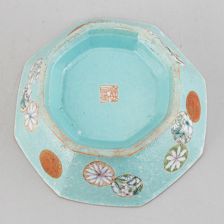 A famille rose and turquoise ground footed dish, Qing dynasty, late 19th century.