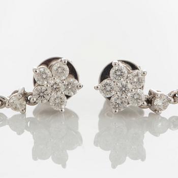 Ett par örhängen med odlade Söderhavspärlor 18K vitguld med runda briljantslipade diamanter.