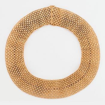 1057. An 18K gold necklace.