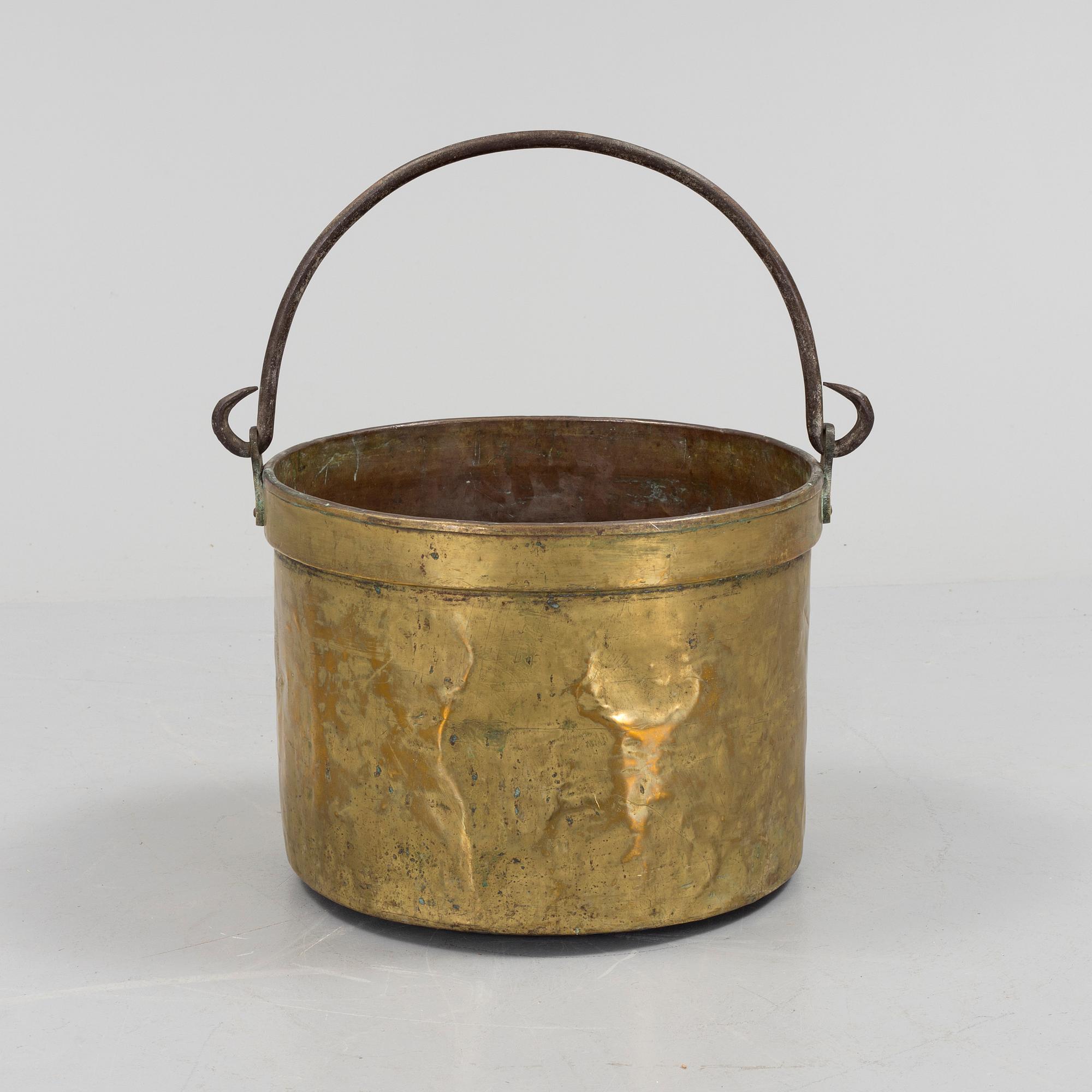 AN 18TH CENTURY BRASS CAULDRON.