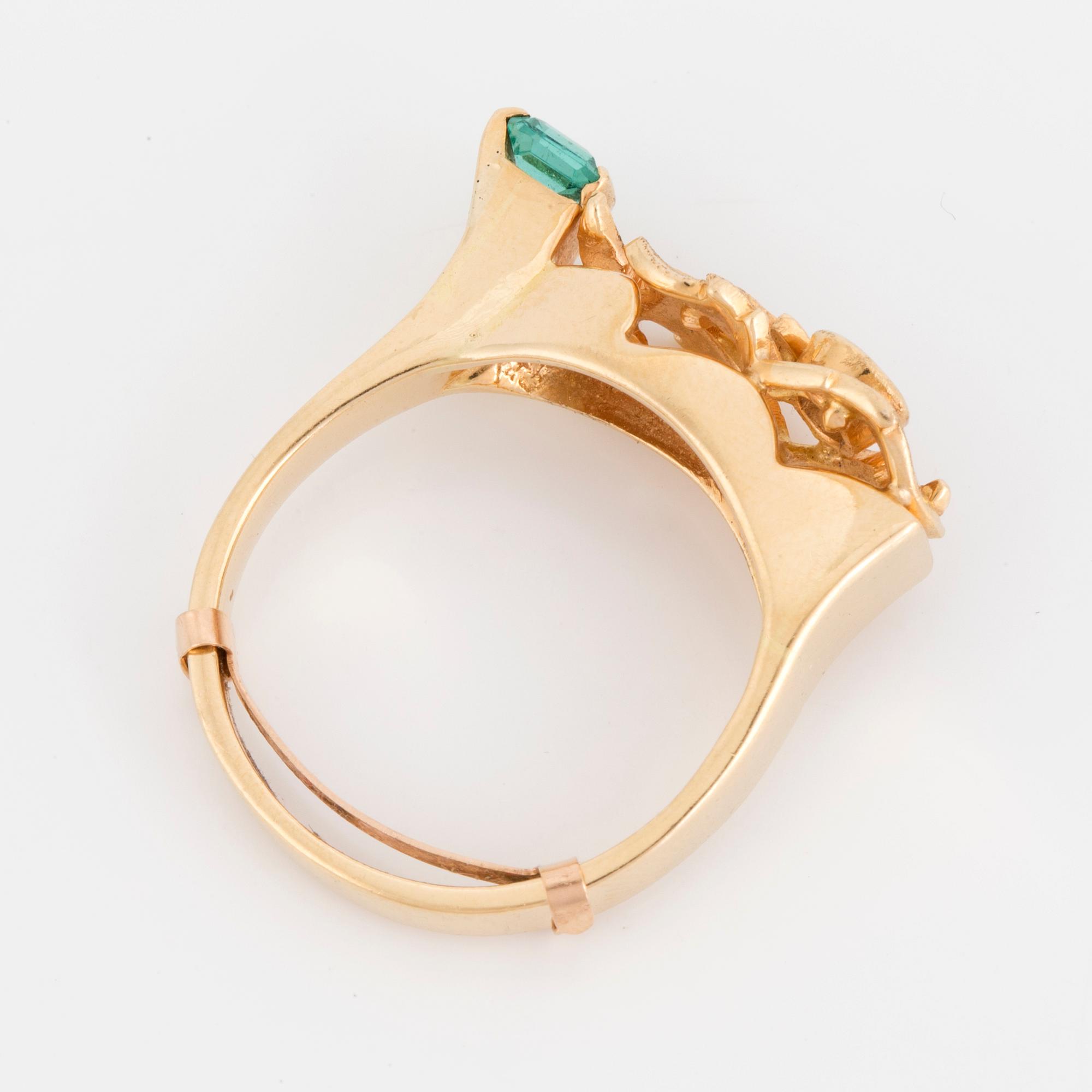 RING, med smaragd och diamanter.