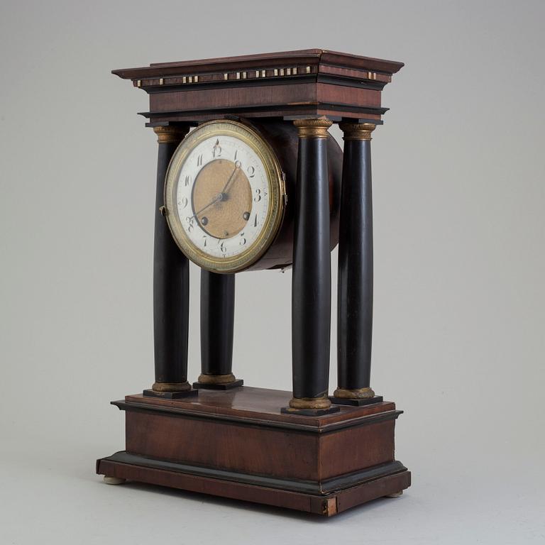 A MID 19TH CENTURY MANTEL CLOCK.