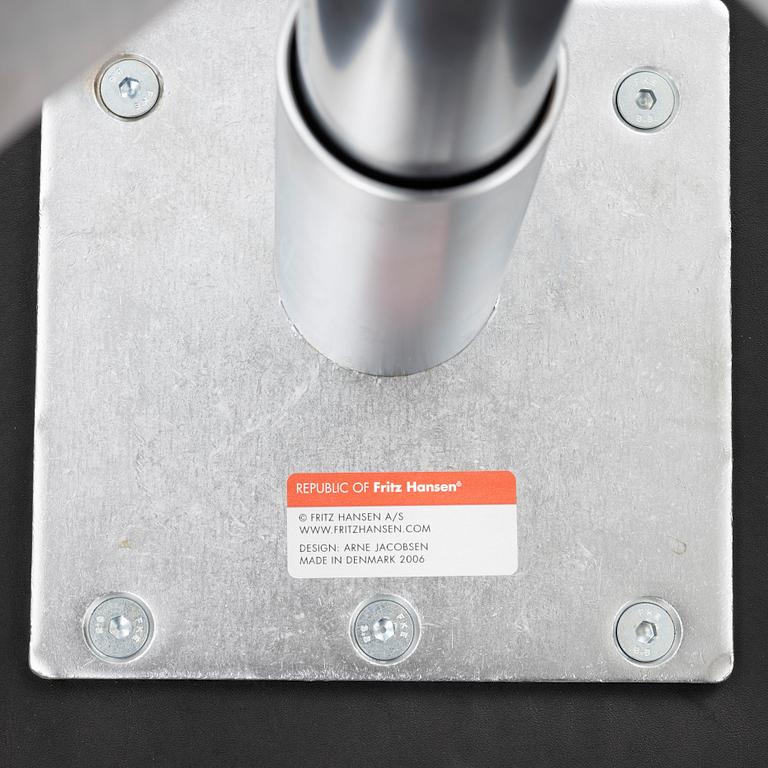 Arne Jacobsen, fåtölj, "Svanen", Fritz Hansen, 2006.