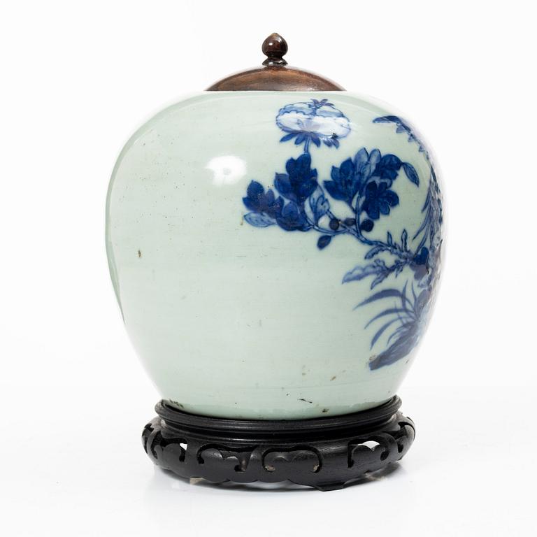 A porcelain pot with wooden cover and stand, China, 19th century.