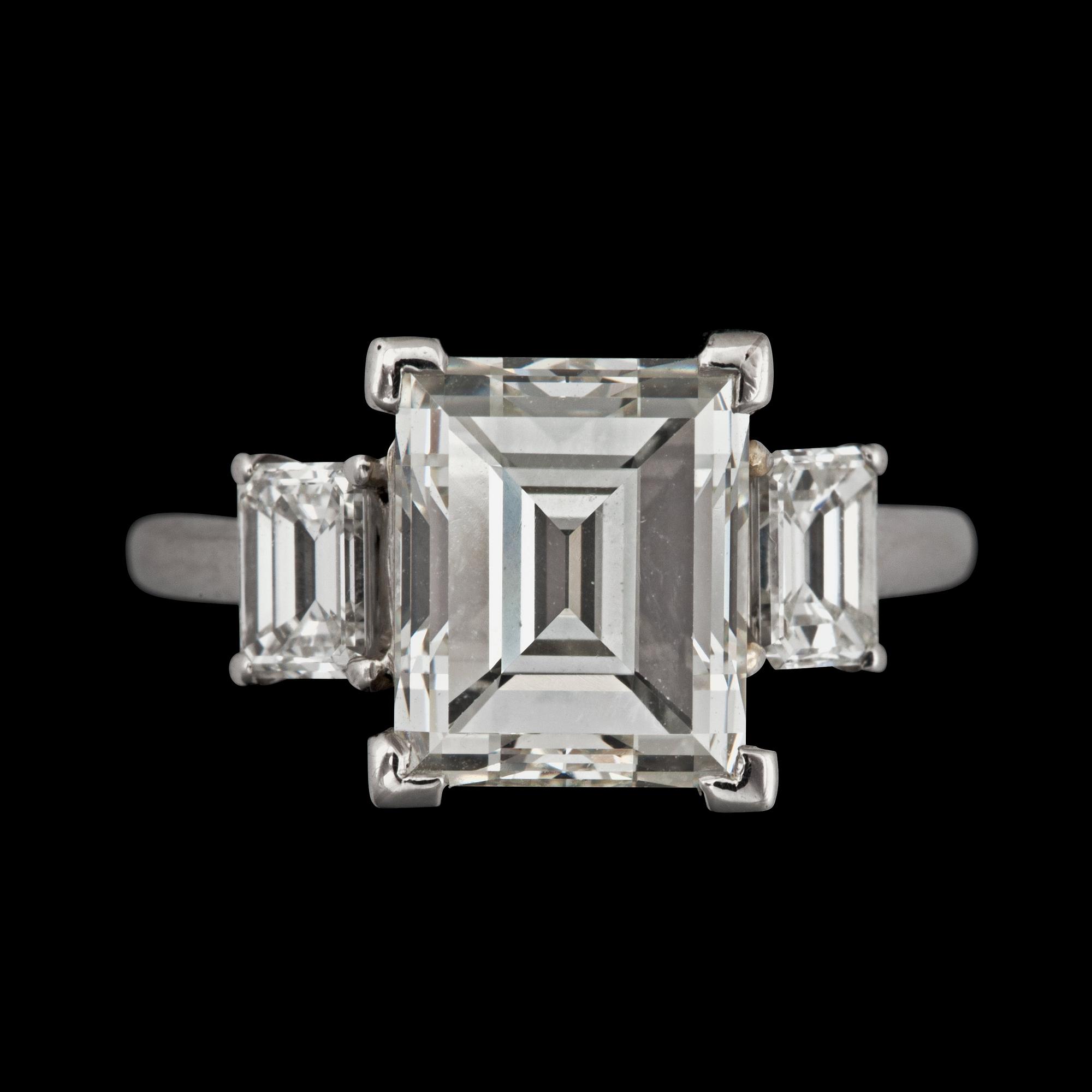RING med baguetteslipade diamanter totalt ca 3.25 ct. ca I/VVS.