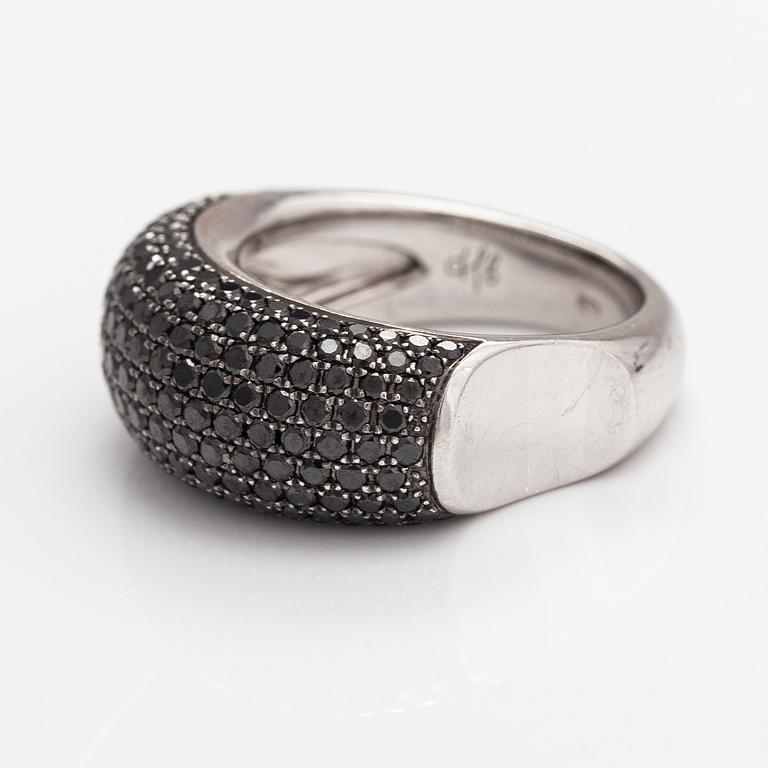 An 18K white gold ring with black diamonds ca. 1.70 ct in total.