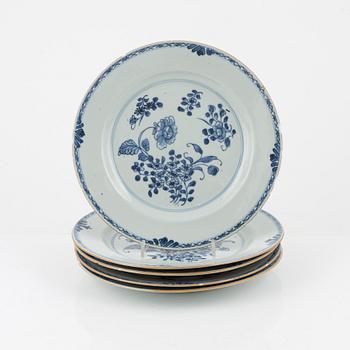 A set of five blue and white dinner plates, Qing dynasty, Qianlong (1736-95).