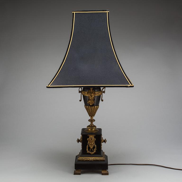 BORDSLAMPA, empirestil. 1900-talets första del.