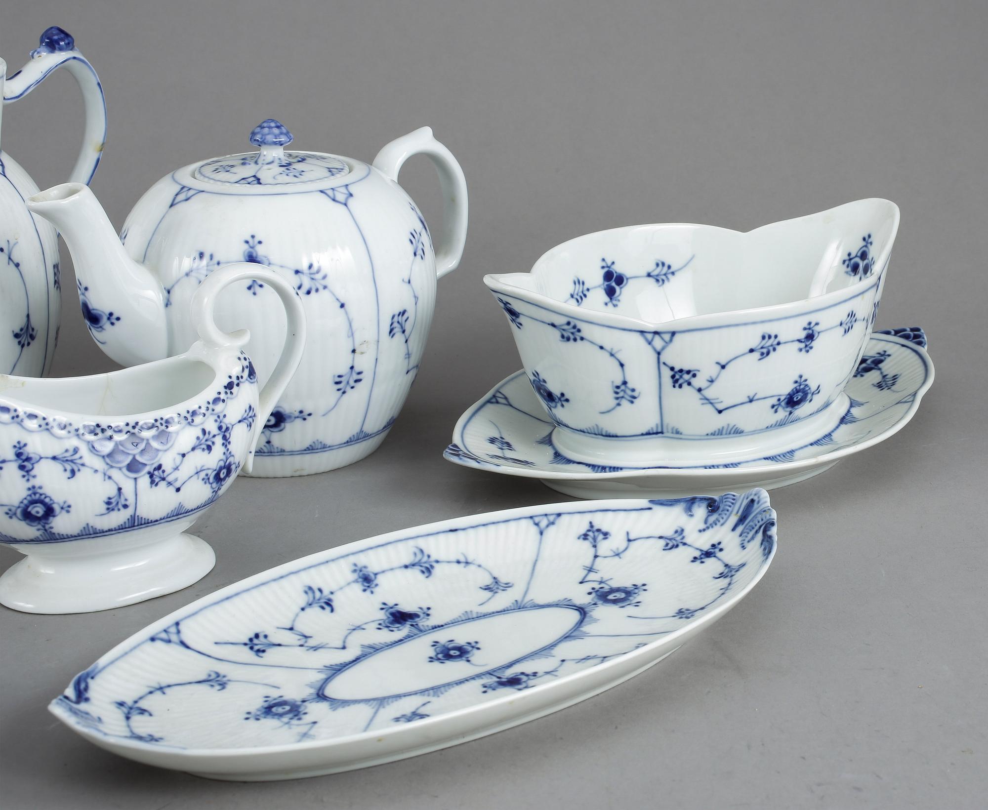 SERVIS, 96 delar, porslin, "Musselmalet", Royal Copenhagen, 1900-talets andra hälft.