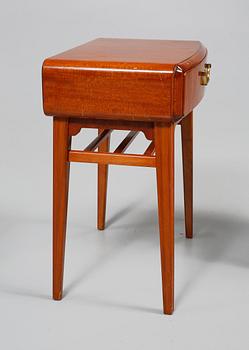 SÄNGBORD, ett par, omkring 1900-talets mitt.