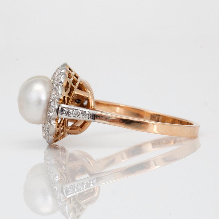RING med två troligen äkta saltvattenspärlor, ca Ø 7mm, samt gammalslipade diamanter totalt ca 1.10ct.