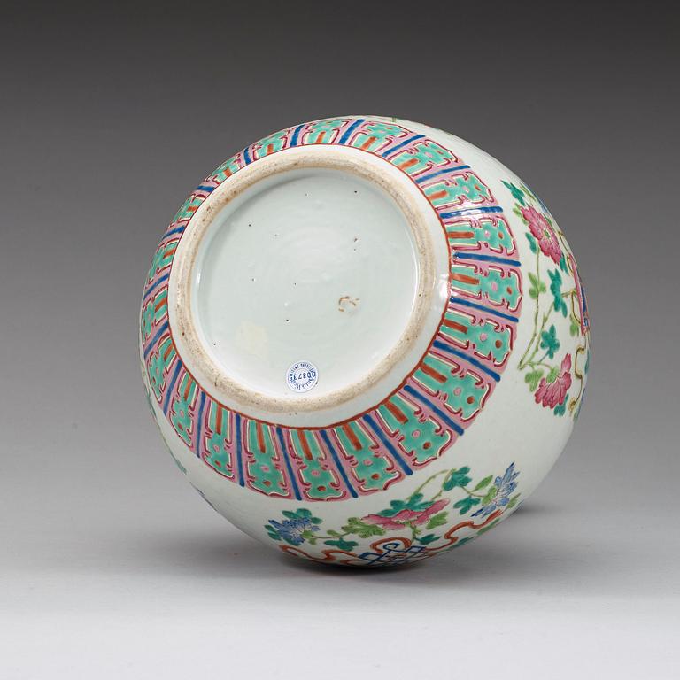 A famille rose tianqiuping vase, late Qing dynsaty.