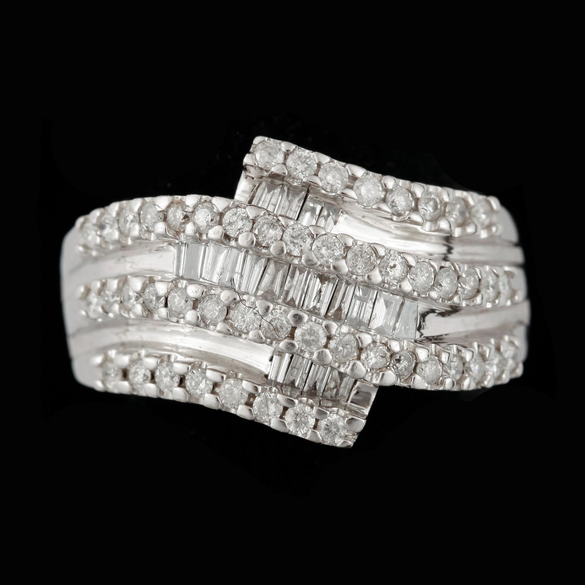 RING, vitguld 14k med olikslipade diamanter totalt ca 1,50 ct. Vikt ca 6,3 gram.