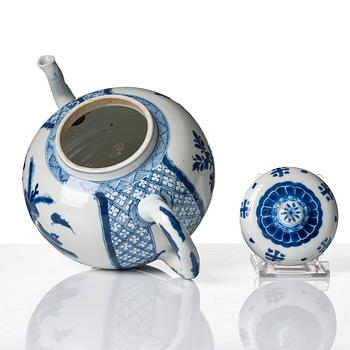 A blue and white water/punch pot, Qing dynasty, Kangxi (1662-1722).