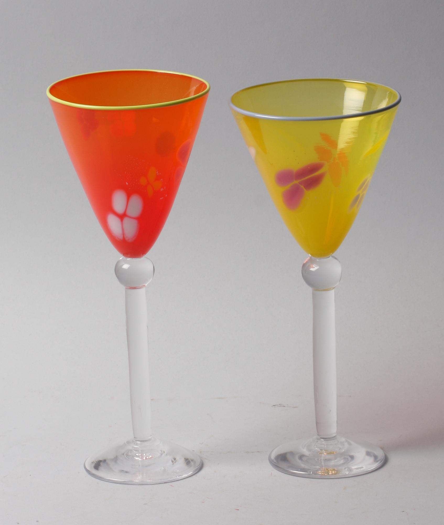 KONSTGLAS, ett par, Kerstin Paulsrud. Sign.
