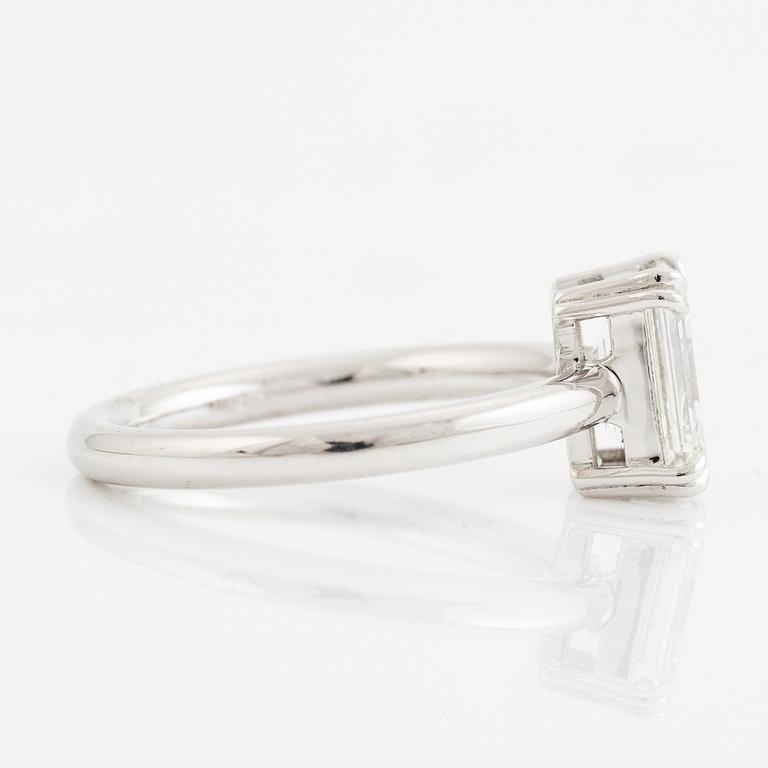 Ring 18K vitguld med en smaragdslipad diamant.