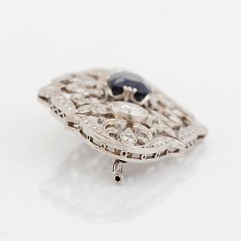 Brosch platina med en fasettslipad safir samt gammal- och åttkantslipade diamanter.