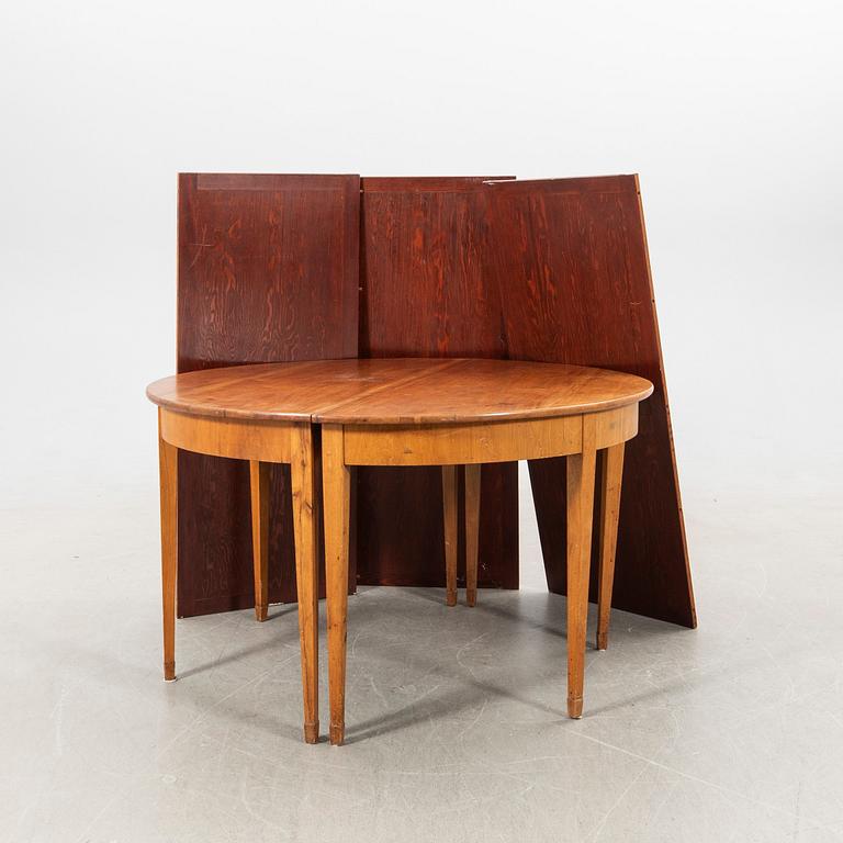 Dining table, turn of the 20th century.