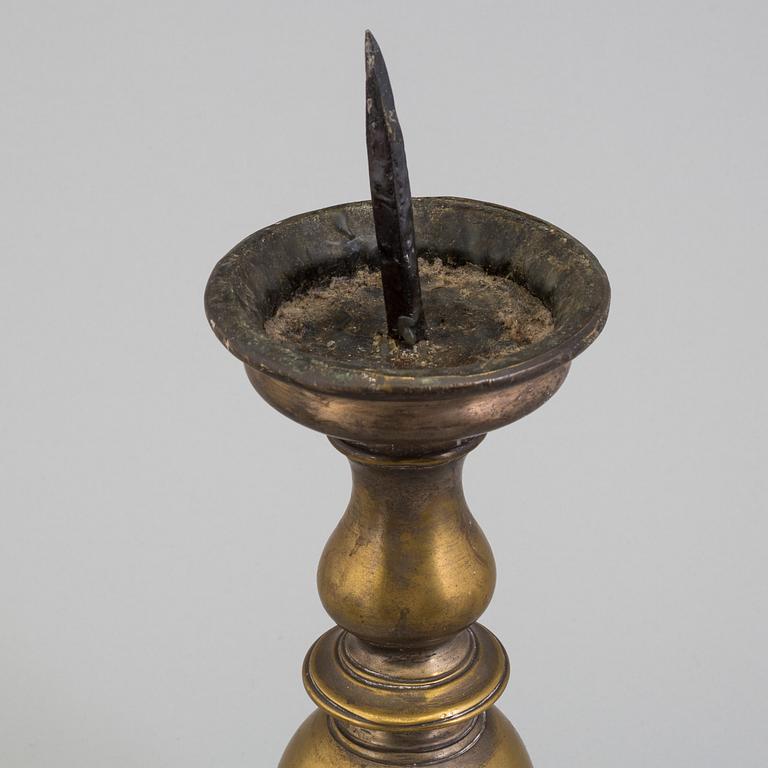 A 15TH CENTURY BRONZE CANDLESTICK.