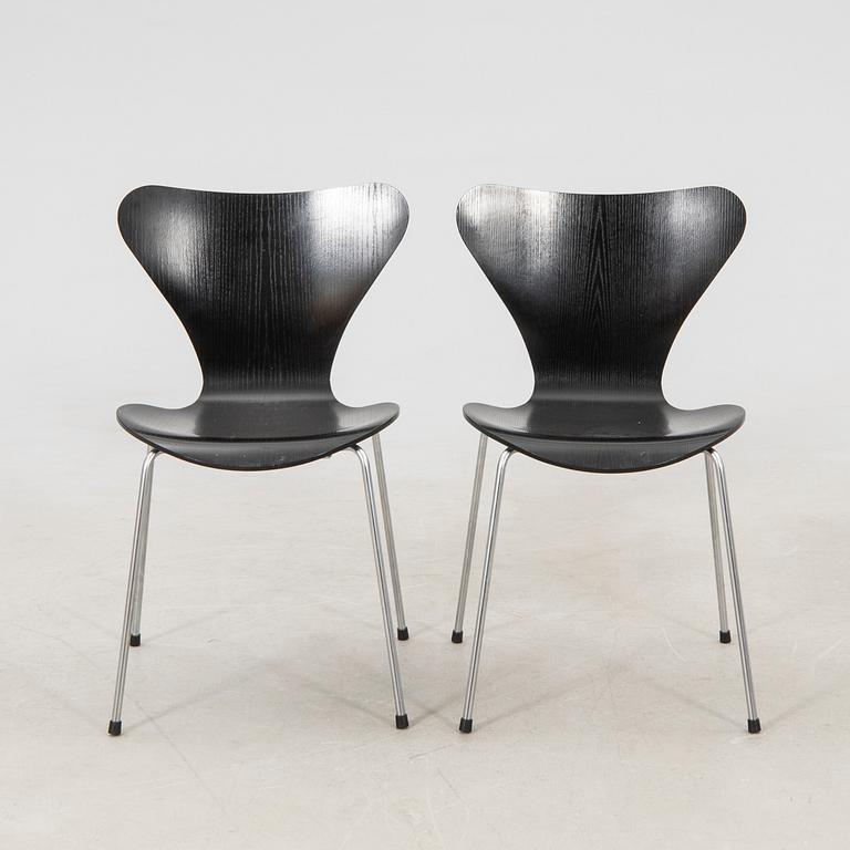 Arne Jacobsen, stolar 2 st. "Sjuan", Fritz Hansen, Danmark 2007.