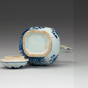 A blue and white ewer, Qing dynasty, Qianlong (1736-95).