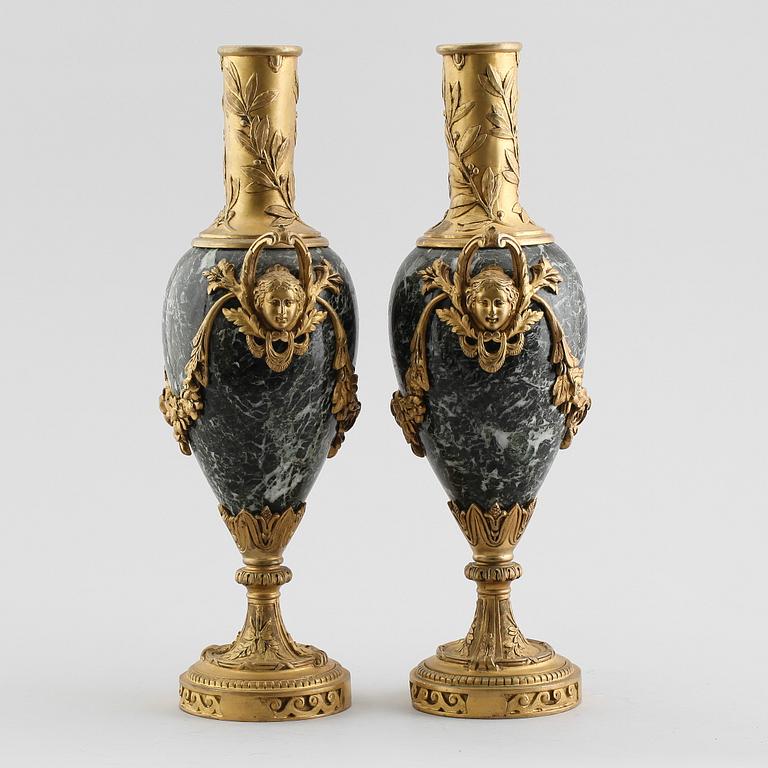 URNOR, 1 par, brons och marmor, 1800-talets andra hälft.