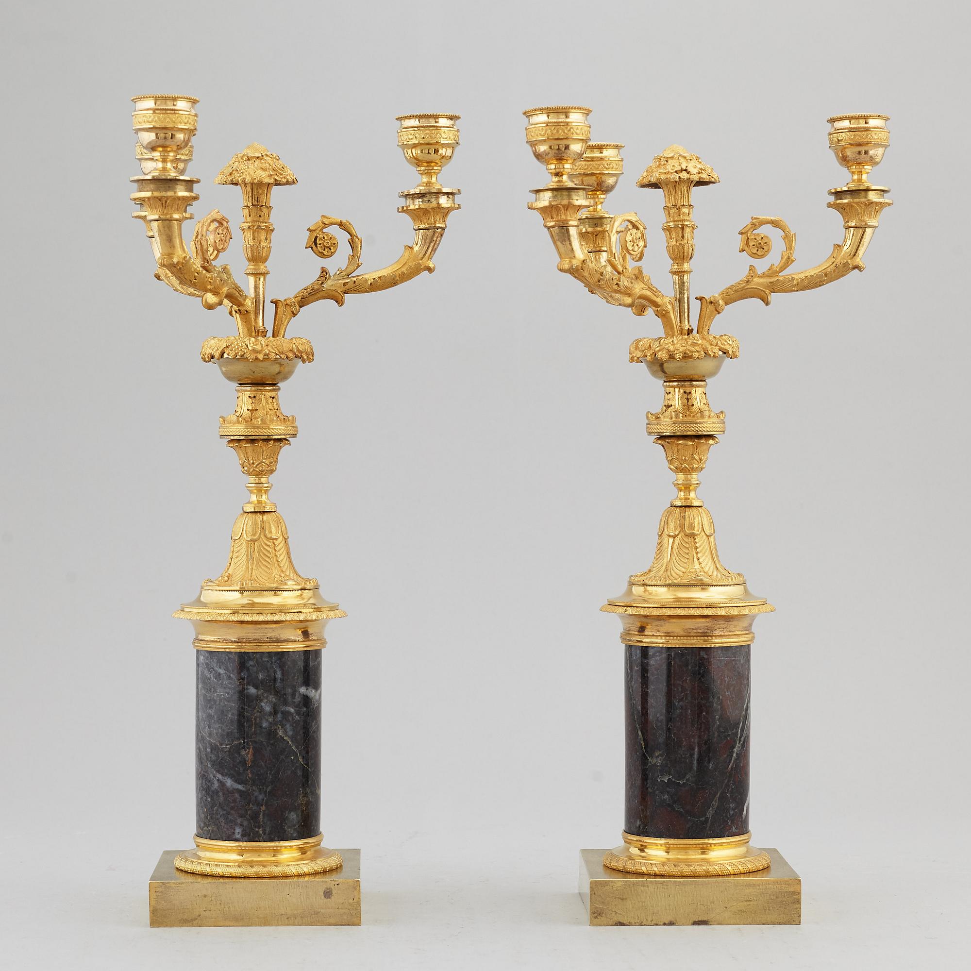 KANDELABRAR, ett par, förgylld brons och marmor, 1800-talets första hälft.
