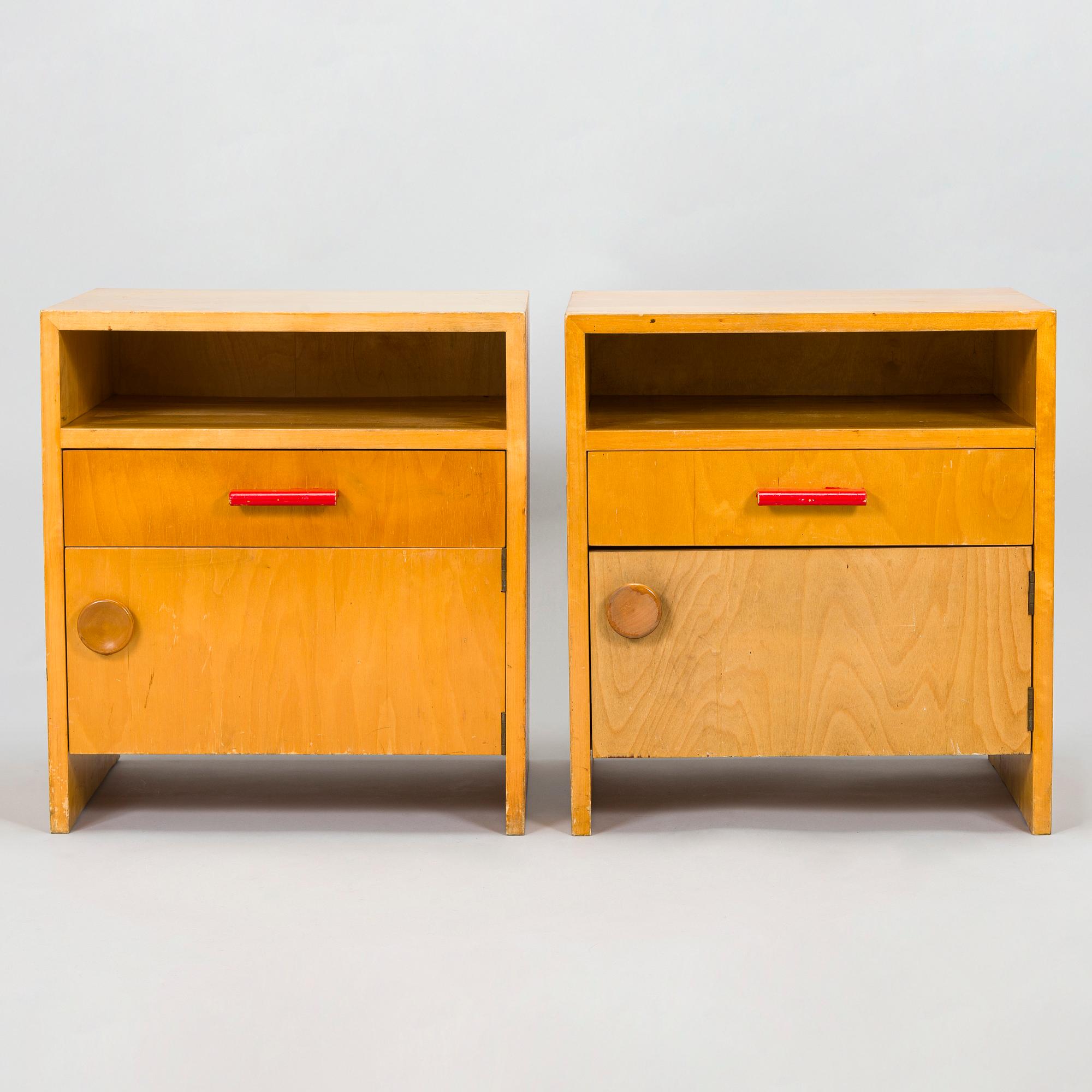 Aino Aalto, sängbord, 2 st, modell 170, O.Y. Huonekalu- ja Rakennustyötehdas A.B. 1940-tal.