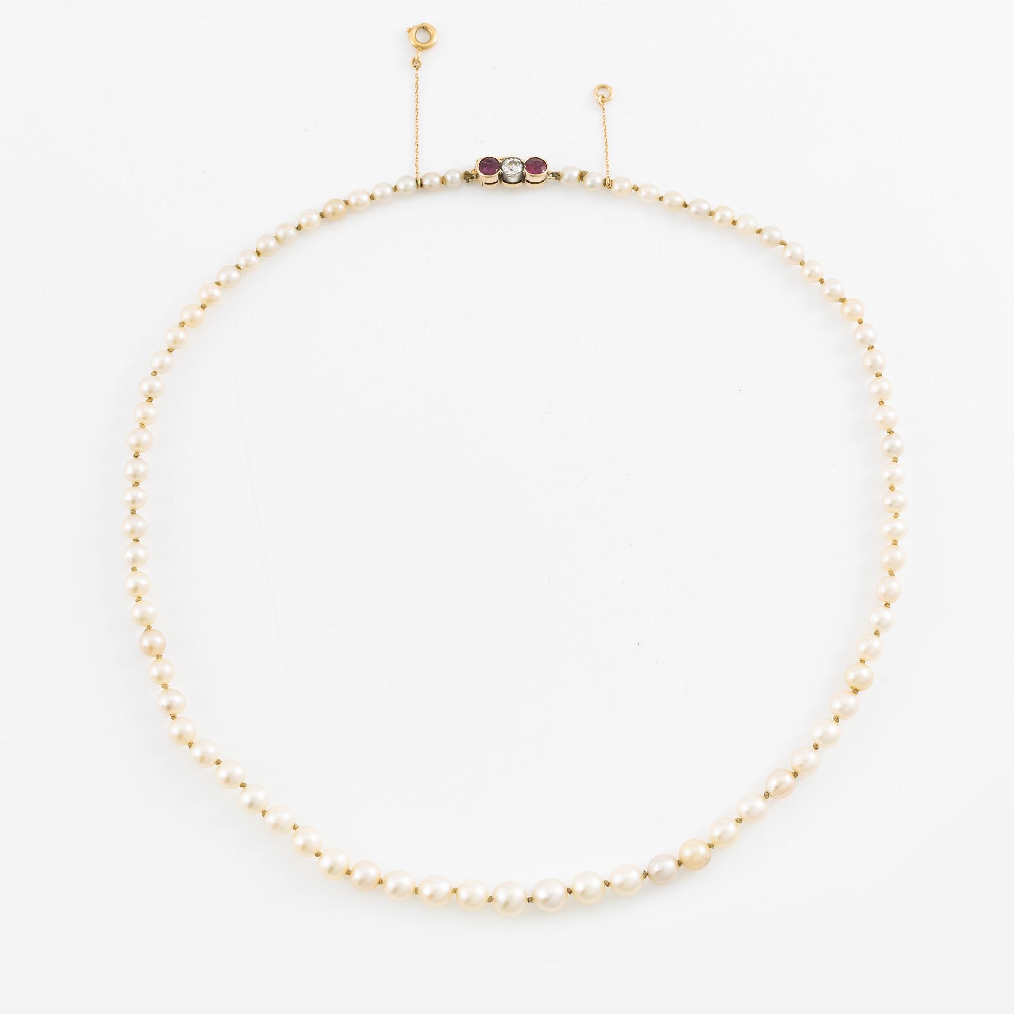 Pärlcollier lås 18K guld med en gammalslipad diamant och rosa stenar.