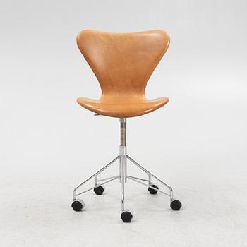 Arne Jacobsen, skrivbordsstol, "Sjuan", Fritz Hansen, Danmark. daterad 1999.