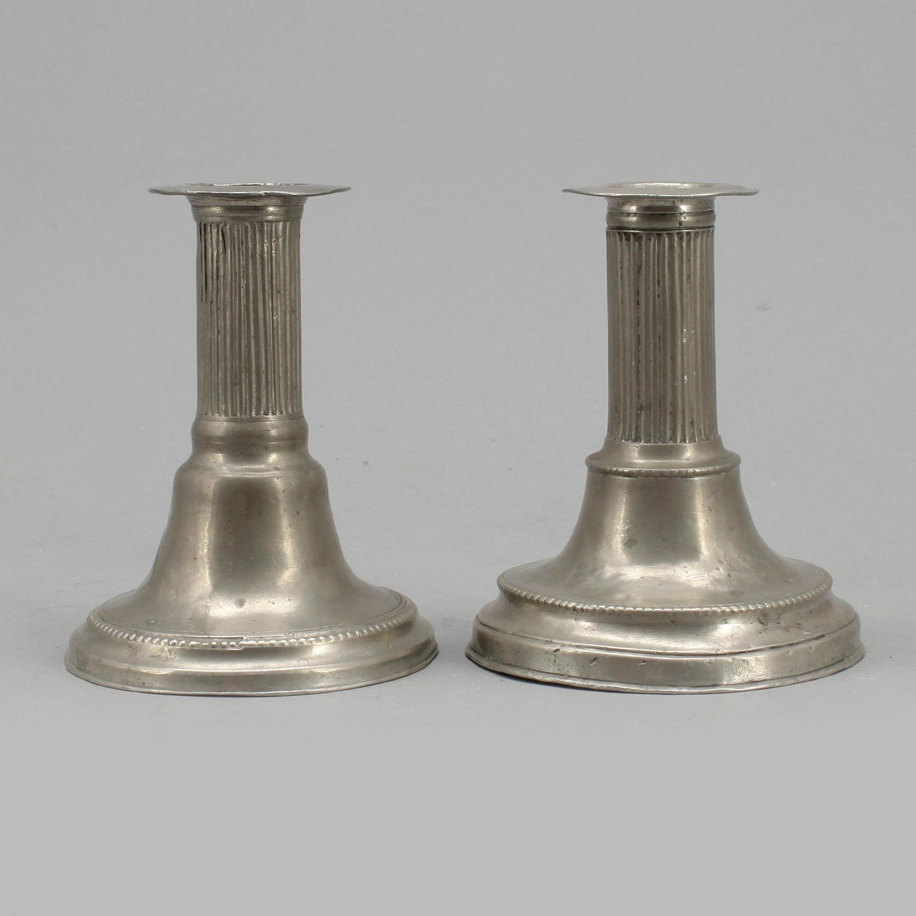 LJUSSTAKAR, 2 st snarlika, tenn, 1700/1800-tal.