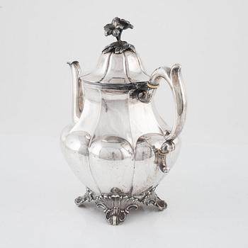 A silver coffee pot, CG Hallberg, Stockholm, 1911.