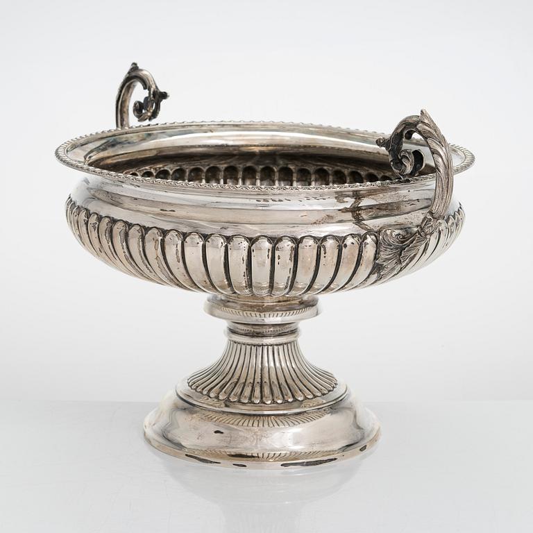 A silver centrepiece, sterlinghopeaa, Mappin & Webb Ltd, Lontoo 1905,