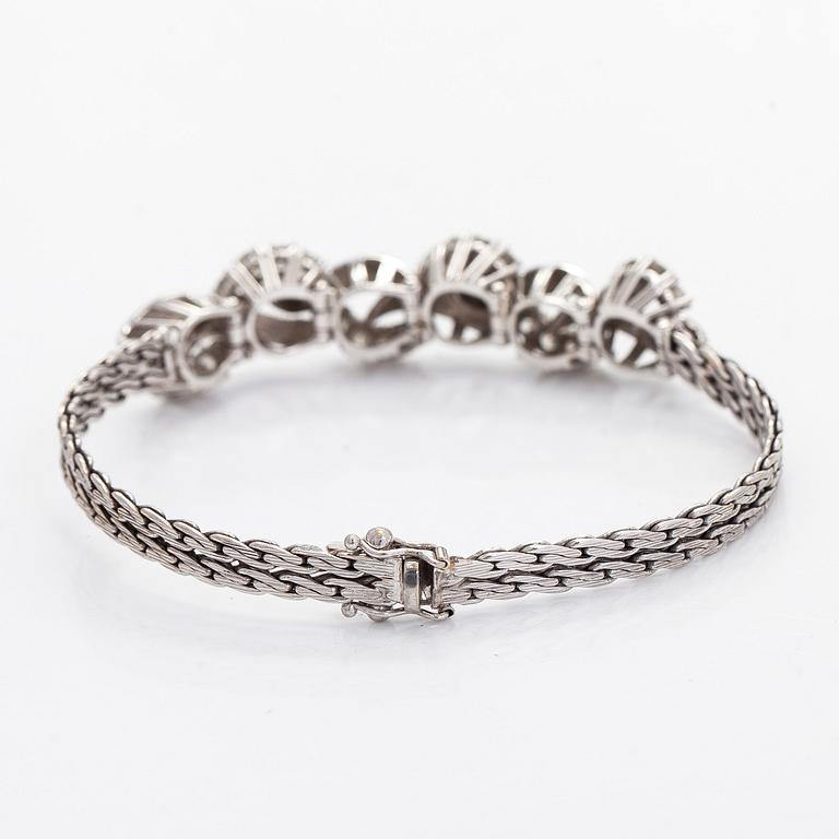Bracelet, brilliant cut diamonds, 18K white gold.