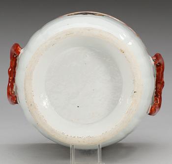 An armorial famille rose wine cooler, Qing dynasty, Qianlong (1736-95).