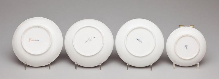 PARTI KOPPAR MED FAT 23 st SAMT BRICKA, porslin, bla Berlin och Meissen, 1800-1900-tal.