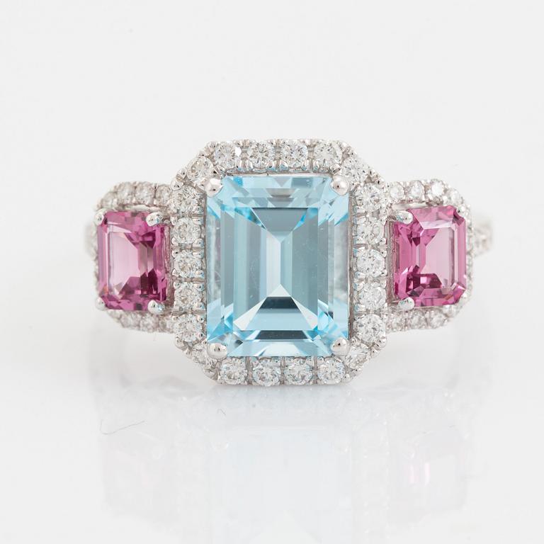 Ring, med blå topas, granat och briljantslipade diamanter.