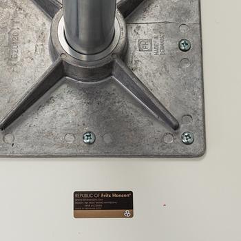 ARNE JACOBSEN, barngrupp, 4 stolar samt bord, Fritz Hansen.