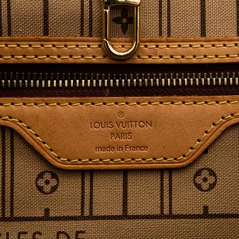 Louis Vuitton,  a 'Neverfull MM' bag.