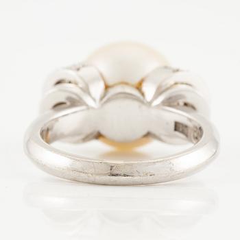 A ring in 18K white gold with a cultured pearl and round brilliant-cut diamonds.