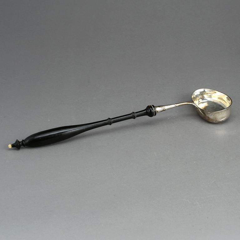 SOPPSLEV, silver, Sverige, 1818. Vikt (inklusive handtag) ca 105 g.