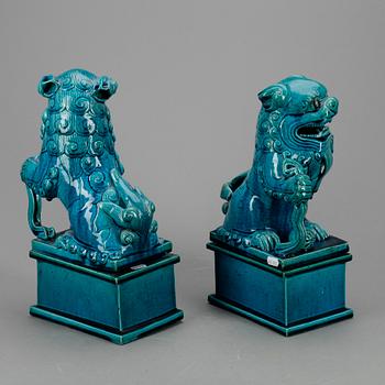 TEMPELHUNDAR, 2 st. Kina. Modern tillverkning.