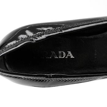 PRADA, a pair of black lacquer pumps.Size 37,5.