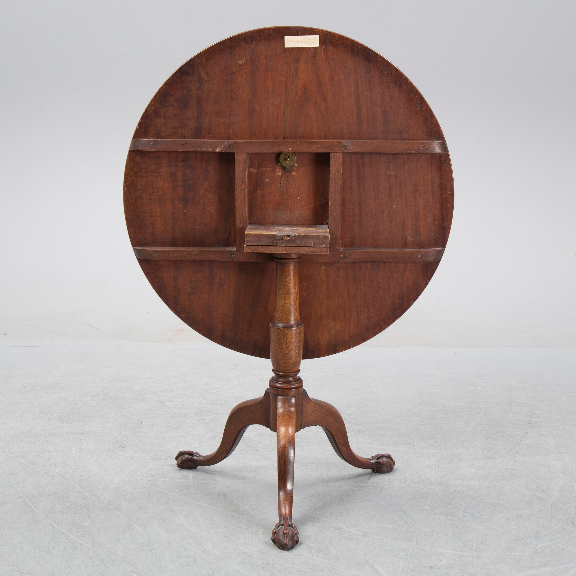 A mahogany folding table, England circa 1800.