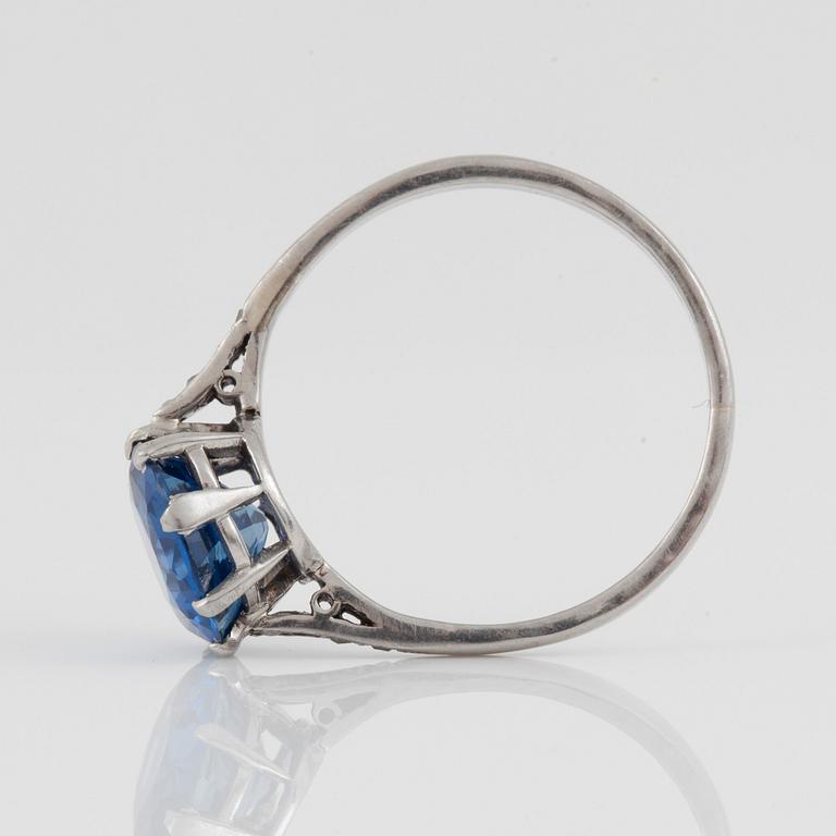 RING med obehandlad ceylonsafir, 2.63 ct, samt gammalslipade diamanter totalt ca 0.08 ct.